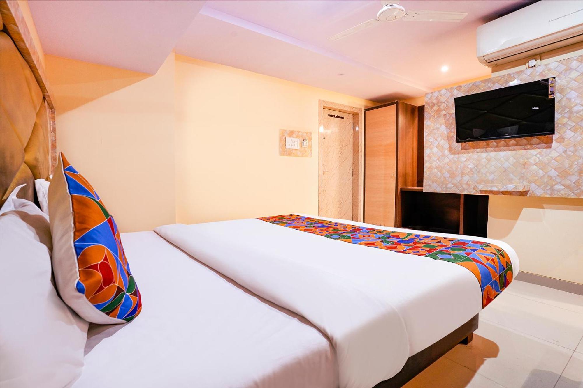Fabhotel Everest Vashi Exteriör bild