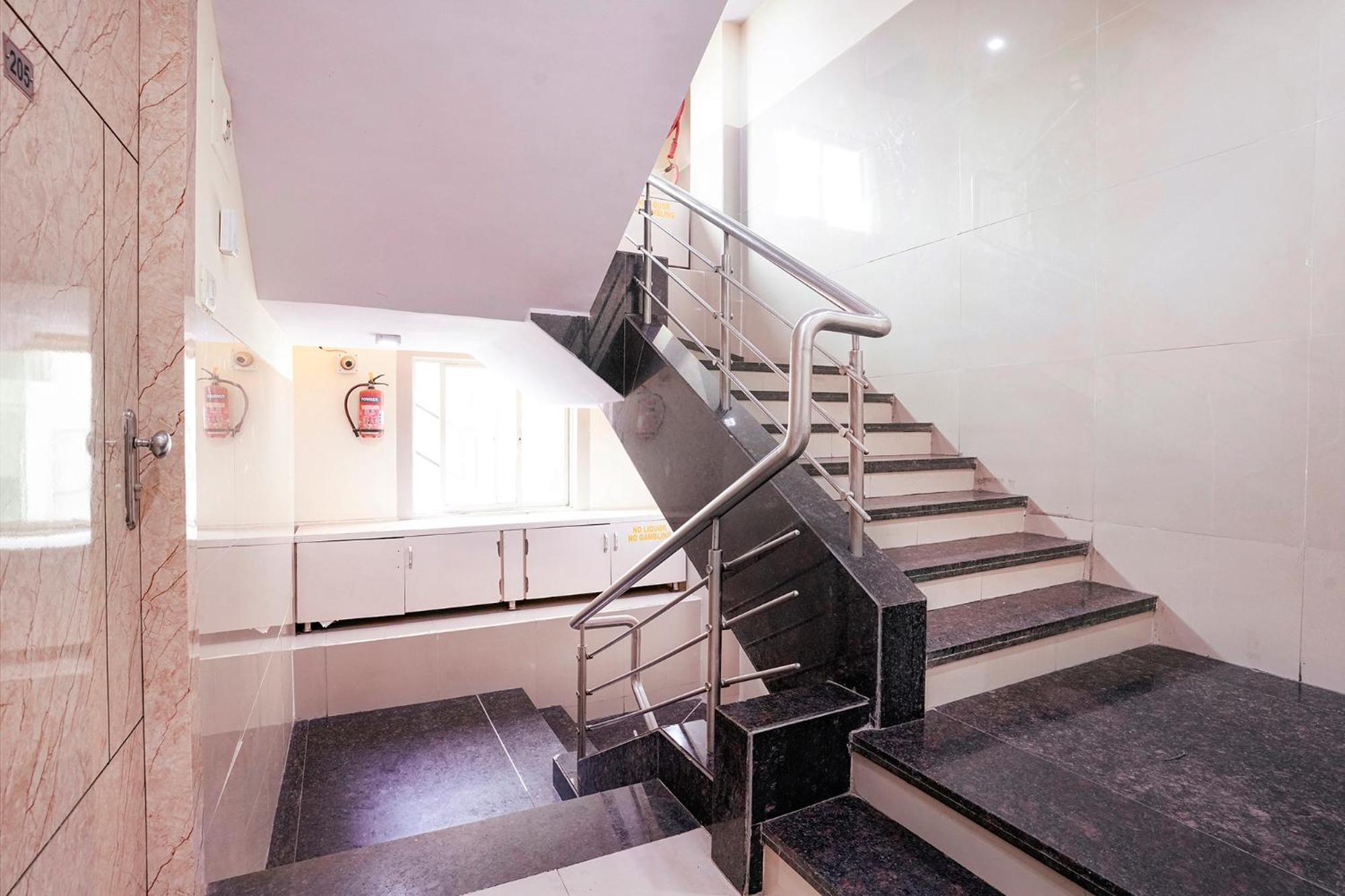 Fabhotel Everest Vashi Exteriör bild