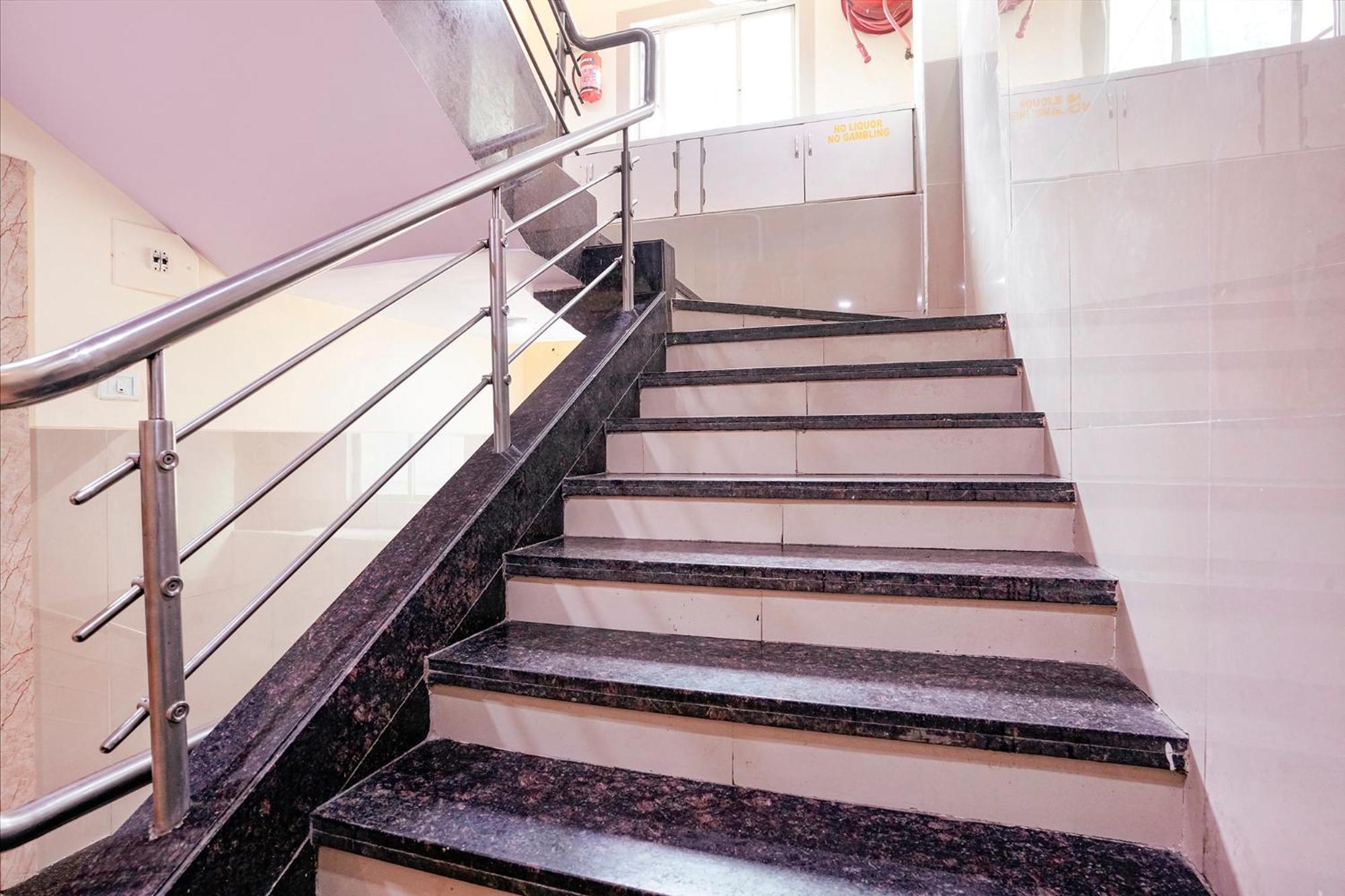 Fabhotel Everest Vashi Exteriör bild